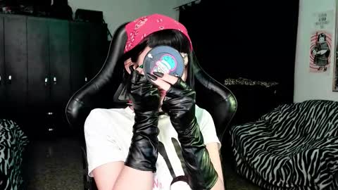 Snapshot of roxy_toxic chatting on 01/16/26, 12:36 Roxy Independient model Help me to reach 50 thumbs up online show from 01/16/26, 12:36