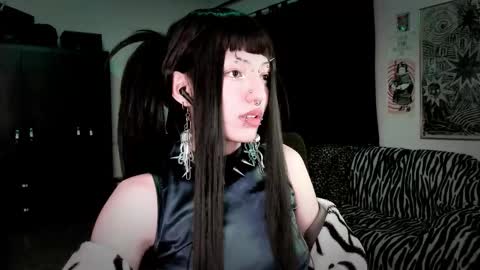 Snapshot of roxy_toxic chatting on 03/06/26, 01:24 Roxy Independient model Help me to reach 50 thumbs up online show from 03/06/26, 01:24