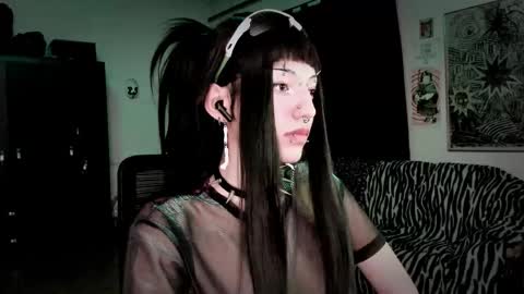 Snapshot of roxy_toxic chatting on 03/25/26, 01:33 Roxy Independient model Help me to reach 50 thumbs up online show from 03/25/26, 01:33