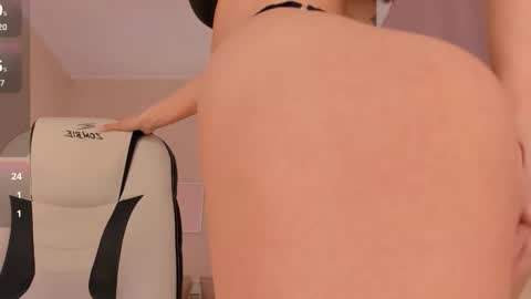 Roxy follow me online show from 11/23/25, 01:33