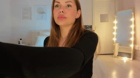 Roxy follow me online show from 04/29/26, 05:30