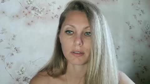 Snapshot of roxyfox18x01 chatting on 09/26/25, 06:39 roxyfox18x01 online show from 09/26/25, 06:39