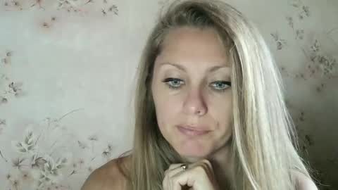 Snapshot of roxyfox18x01 chatting on 09/30/25, 06:40 roxyfox18x01 online show from 09/30/25, 06:40