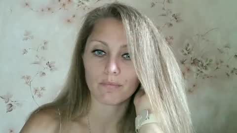 Snapshot of roxyfox18x01 chatting on 10/07/25, 05:59 roxyfox18x01 online show from 10/07/25, 05:59