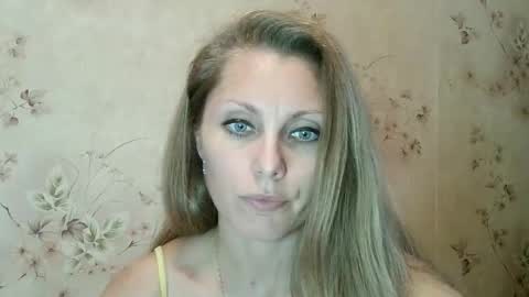 Snapshot of roxyfox18x01 chatting on 10/11/25, 02:26 roxyfox18x01 online show from 10/11/25, 02:26