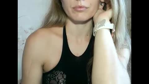 Snapshot of roxyfox18x01 chatting on 10/20/25, 06:58 roxyfox18x01 online show from 10/20/25, 06:58