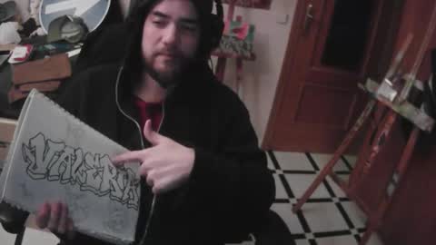Snapshot of royer04 chatting on 11/25/25, 01:49 royer04 online show from 11/25/25, 01:49