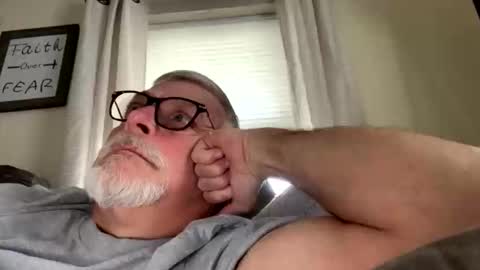 Snapshot of rs006 chatting on 10/22/25, 02:17 rs006 online show from 10/22/25, 02:17