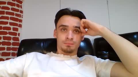 Snapshot of rufuspit chatting on 12/19/24, 01:40 Rufus online show from 12/19/24, 01:40