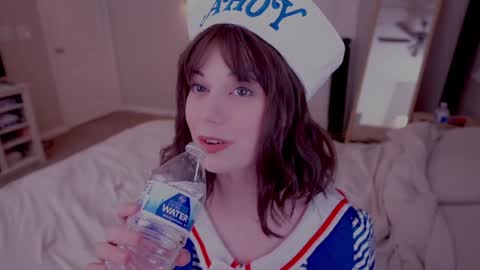 Snapshot of runesy chatting on 11/29/25, 04:15 Lady online show from 11/29/25, 04:15