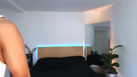  R U S S E L L  online show from 09/15/25, 07:36