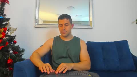 Snapshot of ryan__mckenna chatting on 12/14/25, 07:40 ryan mckenna online show from 12/14/25, 07:40