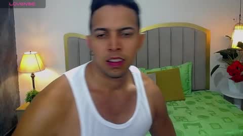 Snapshot of ryan_nesson chatting on 10/13/25, 01:22 Ryan online show from 10/13/25, 01:22