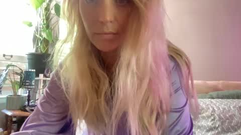 KumKitten online show from 10/08/25, 03:20