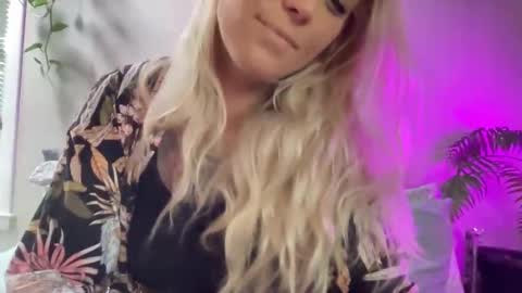 KumKitten online show from 10/13/25, 06:19