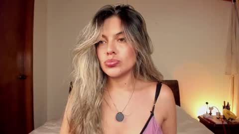 Snapshot of s_u_n_r_i_s_e_e chatting on 04/27/26, 04:21 Leslie Beltrn online show from 04/27/26, 04:21