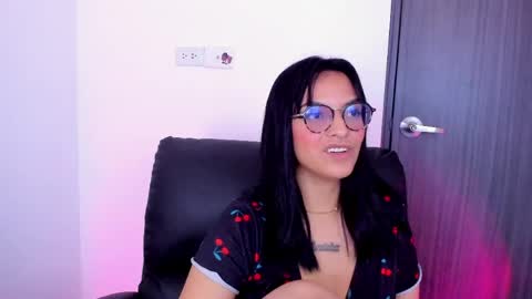 Snapshot of saam_collins69 chatting on 04/15/26, 06:59 Val online show from 04/15/26, 06:59