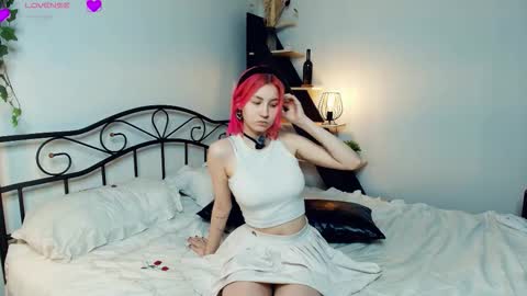 Snapshot of sabr1naa chatting on 12/16/25, 07:13 Sabrina online show from 12/16/25, 07:13