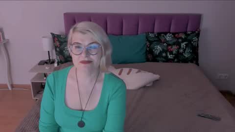 Snapshot of sabrinamacmarren chatting on 02/09/25, 04:40 Sabrina MacMarren online show from 02/09/25, 04:40