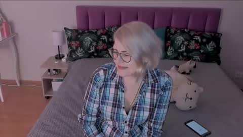 Snapshot of sabrinamacmarren chatting on 03/07/25, 06:54 Sabrina MacMarren online show from 03/07/25, 06:54