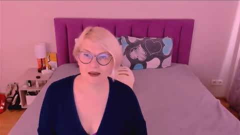 Snapshot of sabrinamacmarren chatting on 10/13/25, 12:05 Sabrina MacMarren online show from 10/13/25, 12:05