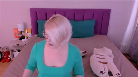 Snapshot of sabrinamacmarren chatting on 10/22/25, 09:31 Sabrina MacMarren online show from 10/22/25, 09:31