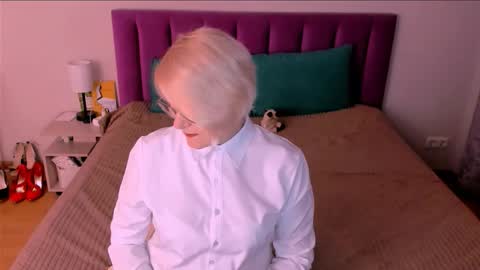 Snapshot of sabrinamacmarren chatting on 10/27/25, 03:38 Sabrina MacMarren online show from 10/27/25, 03:38