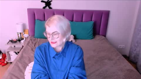 Snapshot of sabrinamacmarren chatting on 10/28/25, 02:31 Sabrina MacMarren online show from 10/28/25, 02:31