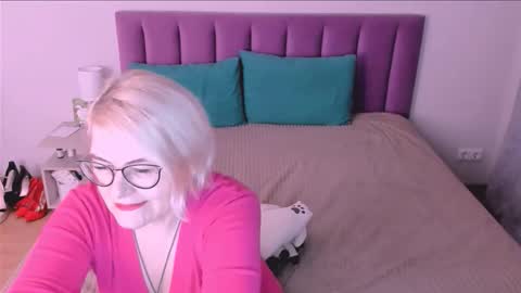 Snapshot of sabrinamacmarren chatting on 11/01/25, 02:52 Sabrina MacMarren online show from 11/01/25, 02:52