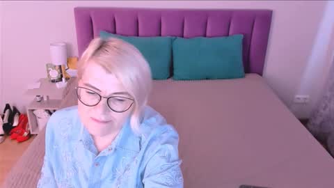 Snapshot of sabrinamacmarren chatting on 11/02/25, 01:13 Sabrina MacMarren online show from 11/02/25, 01:13