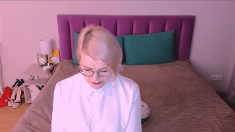 Snapshot of sabrinamacmarren chatting on 11/04/25, 03:33 Sabrina MacMarren online show from 11/04/25, 03:33