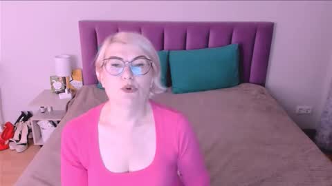 Snapshot of sabrinamacmarren chatting on 11/05/25, 04:18 Sabrina MacMarren online show from 11/05/25, 04:18