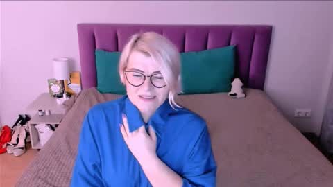 Snapshot of sabrinamacmarren chatting on 11/06/25, 03:35 Sabrina MacMarren online show from 11/06/25, 03:35