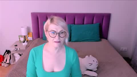 Snapshot of sabrinamacmarren chatting on 11/09/25, 12:58 Sabrina MacMarren online show from 11/09/25, 12:58