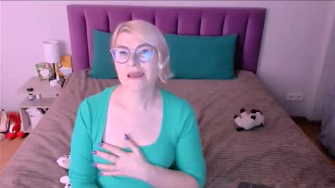 Snapshot of sabrinamacmarren chatting on 11/11/25, 03:01 Sabrina MacMarren online show from 11/11/25, 03:01