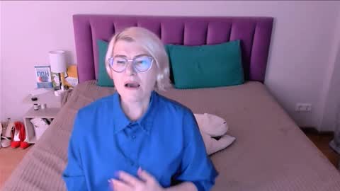 Snapshot of sabrinamacmarren chatting on 11/14/25, 03:00 Sabrina MacMarren online show from 11/14/25, 03:00