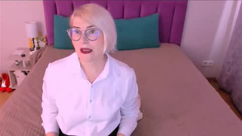 Snapshot of sabrinamacmarren chatting on 11/18/25, 07:57 Sabrina MacMarren online show from 11/18/25, 07:57