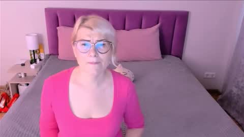 Snapshot of sabrinamacmarren chatting on 11/19/25, 06:35 Sabrina MacMarren online show from 11/19/25, 06:35