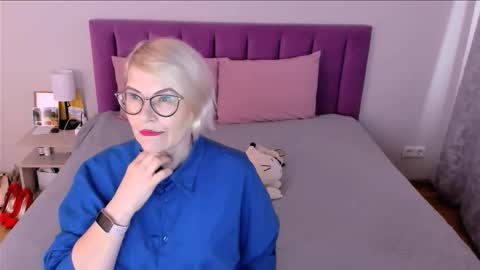 Snapshot of sabrinamacmarren chatting on 11/21/25, 09:41 Sabrina MacMarren online show from 11/21/25, 09:41