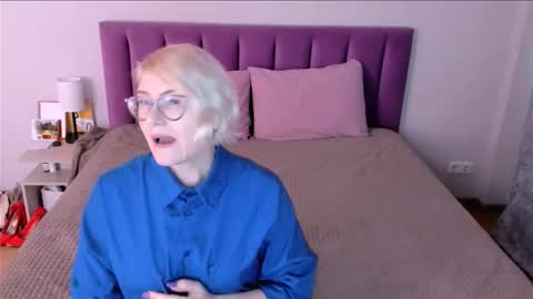 Snapshot of sabrinamacmarren chatting on 11/23/25, 12:27 Sabrina MacMarren online show from 11/23/25, 12:27