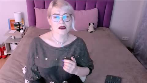 Snapshot of sabrinamacmarren chatting on 11/25/25, 01:00 Sabrina MacMarren online show from 11/25/25, 01:00