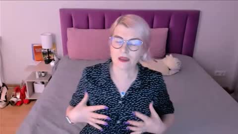 Snapshot of sabrinamacmarren chatting on 11/30/25, 01:04 Sabrina MacMarren online show from 11/30/25, 01:04