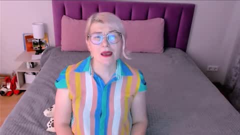 Snapshot of sabrinamacmarren chatting on 12/04/25, 07:17 Sabrina MacMarren online show from 12/04/25, 07:17