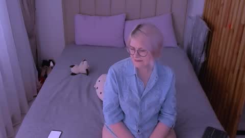 Snapshot of sabrinamacmarren chatting on 03/25/26, 03:07 Sabrina MacMarren online show from 03/25/26, 03:07