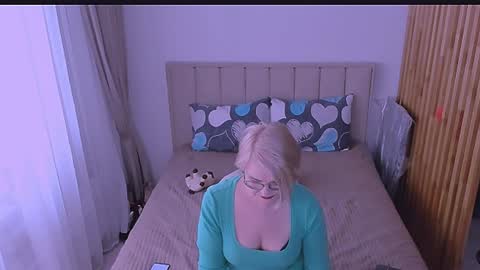 Snapshot of sabrinamacmarren chatting on 04/06/26, 01:12 Sabrina MacMarren online show from 04/06/26, 01:12