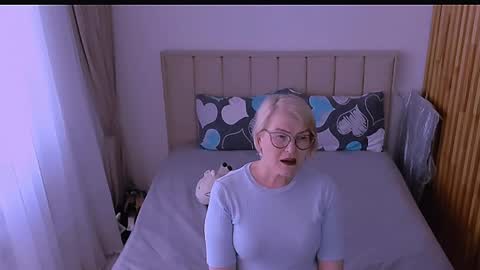 Snapshot of sabrinamacmarren chatting on 04/17/26, 02:53 Sabrina MacMarren online show from 04/17/26, 02:53