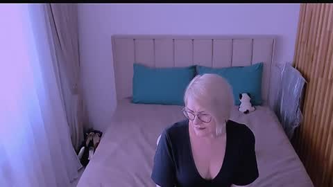 Snapshot of sabrinamacmarren chatting on 04/21/26, 02:01 Sabrina MacMarren online show from 04/21/26, 02:01