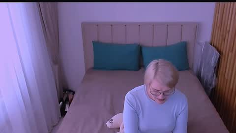 Snapshot of sabrinamacmarren chatting on 04/25/26, 01:41 Sabrina MacMarren online show from 04/25/26, 01:41