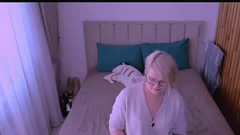 Snapshot of sabrinamacmarren chatting on 05/01/26, 04:00 Sabrina MacMarren online show from 05/01/26, 04:00
