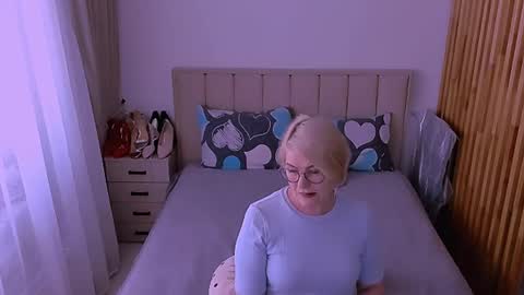 Snapshot of sabrinamacmarren chatting on 05/17/26, 01:40 Sabrina MacMarren online show from 05/17/26, 01:40